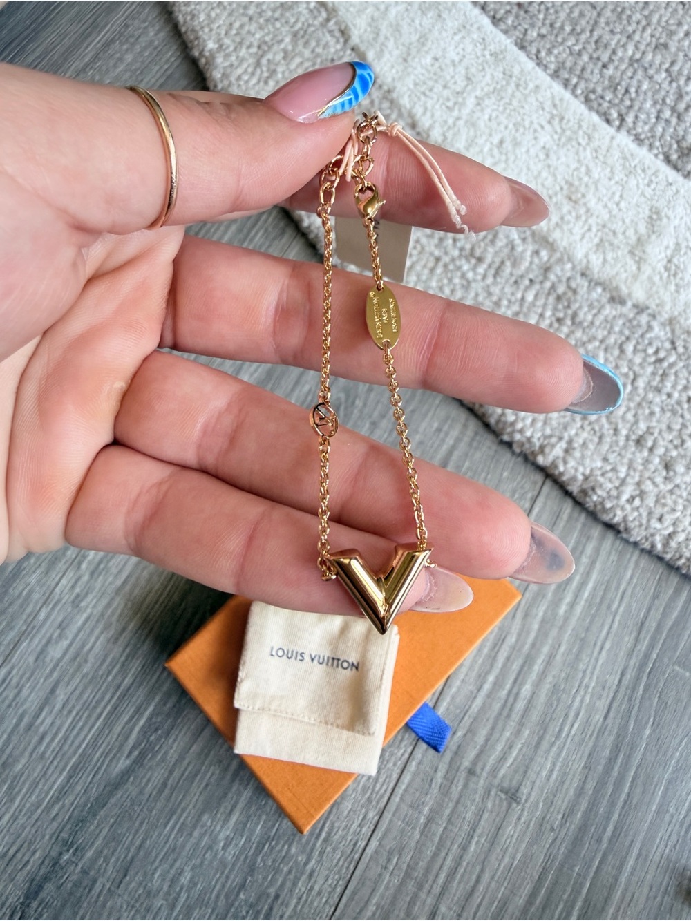 LV Essential V Bracelet - Picture 2 of 3